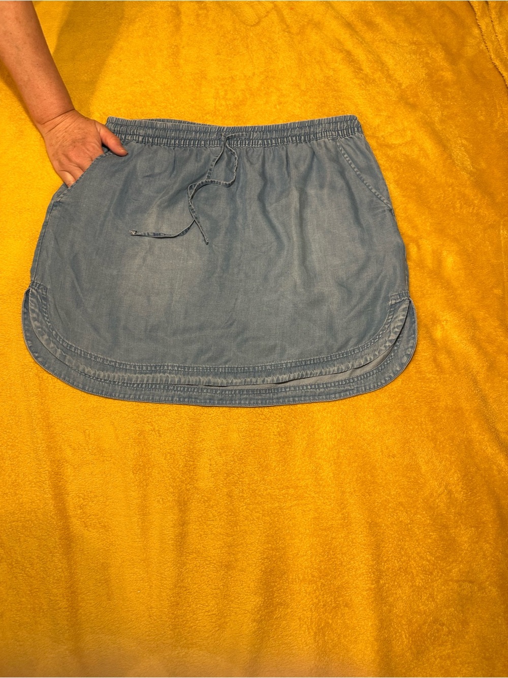 Lightweight light blue denim pull on drawstring skirt with pockets. Size large